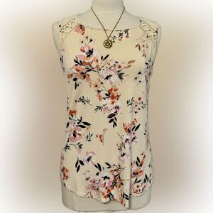 Pretty & flowy Daniel Rainn floral top!